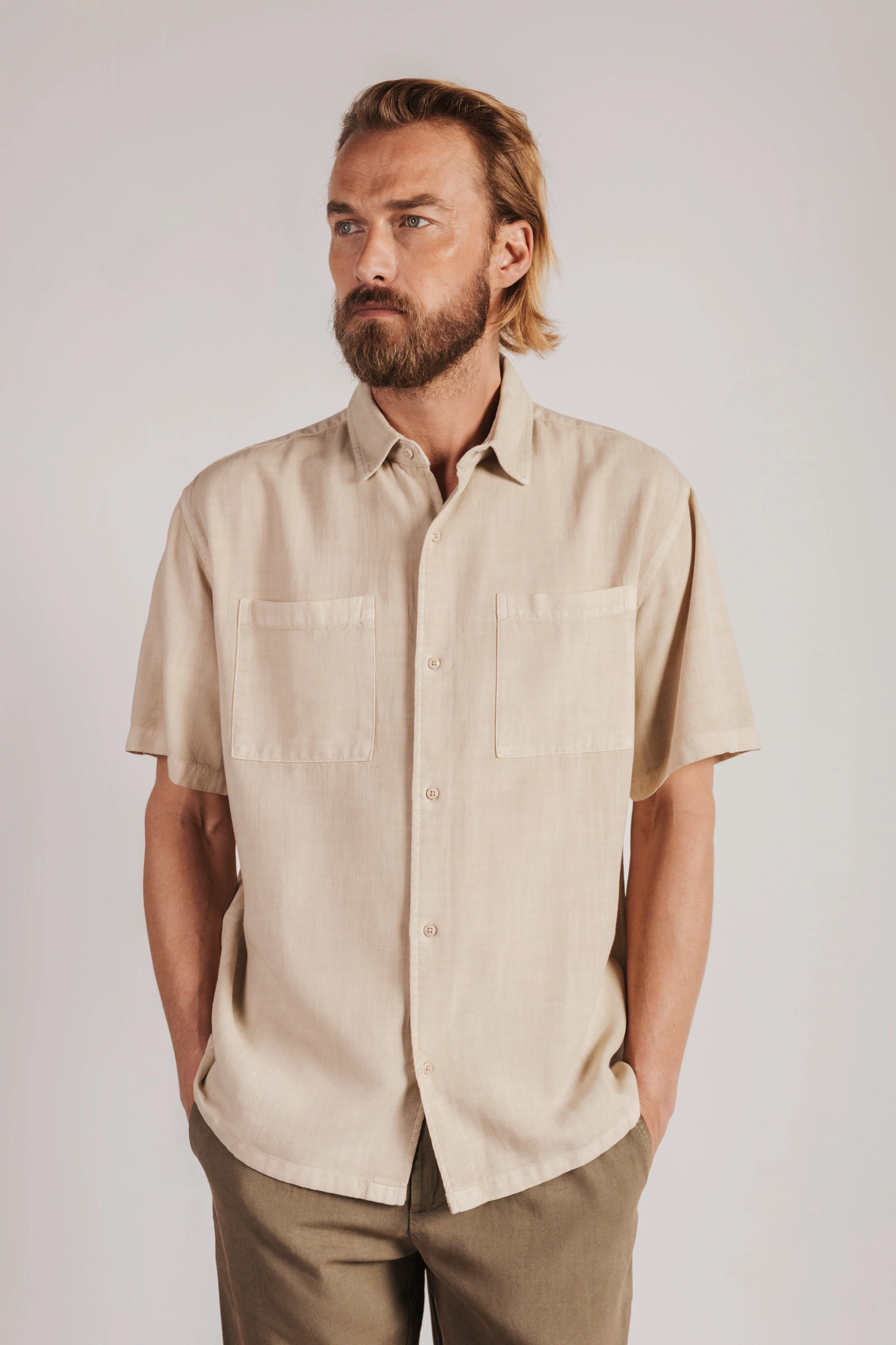 Camisa lino manga corta bolsillos
