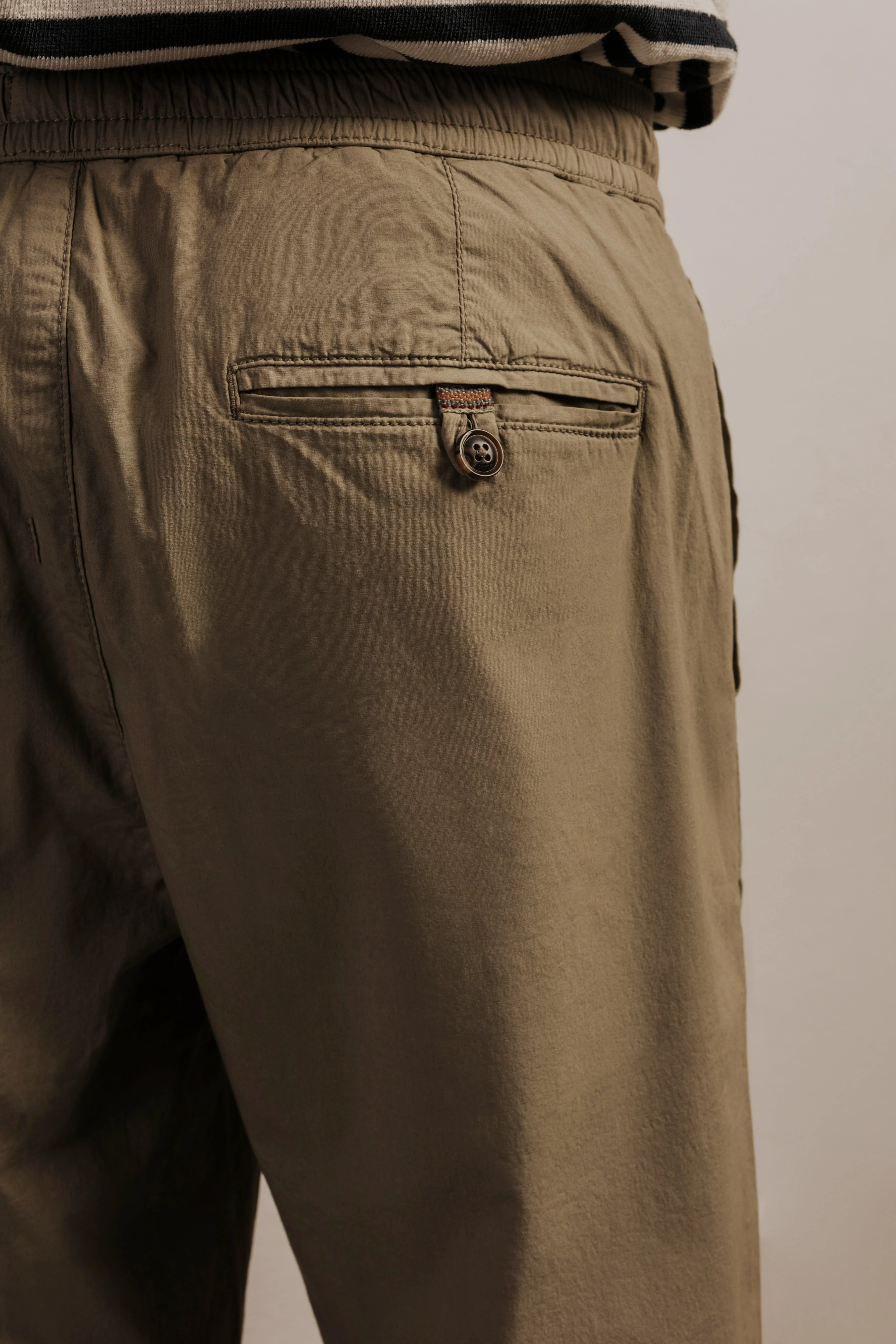 Pantalón jogger ultraligero - Image 3