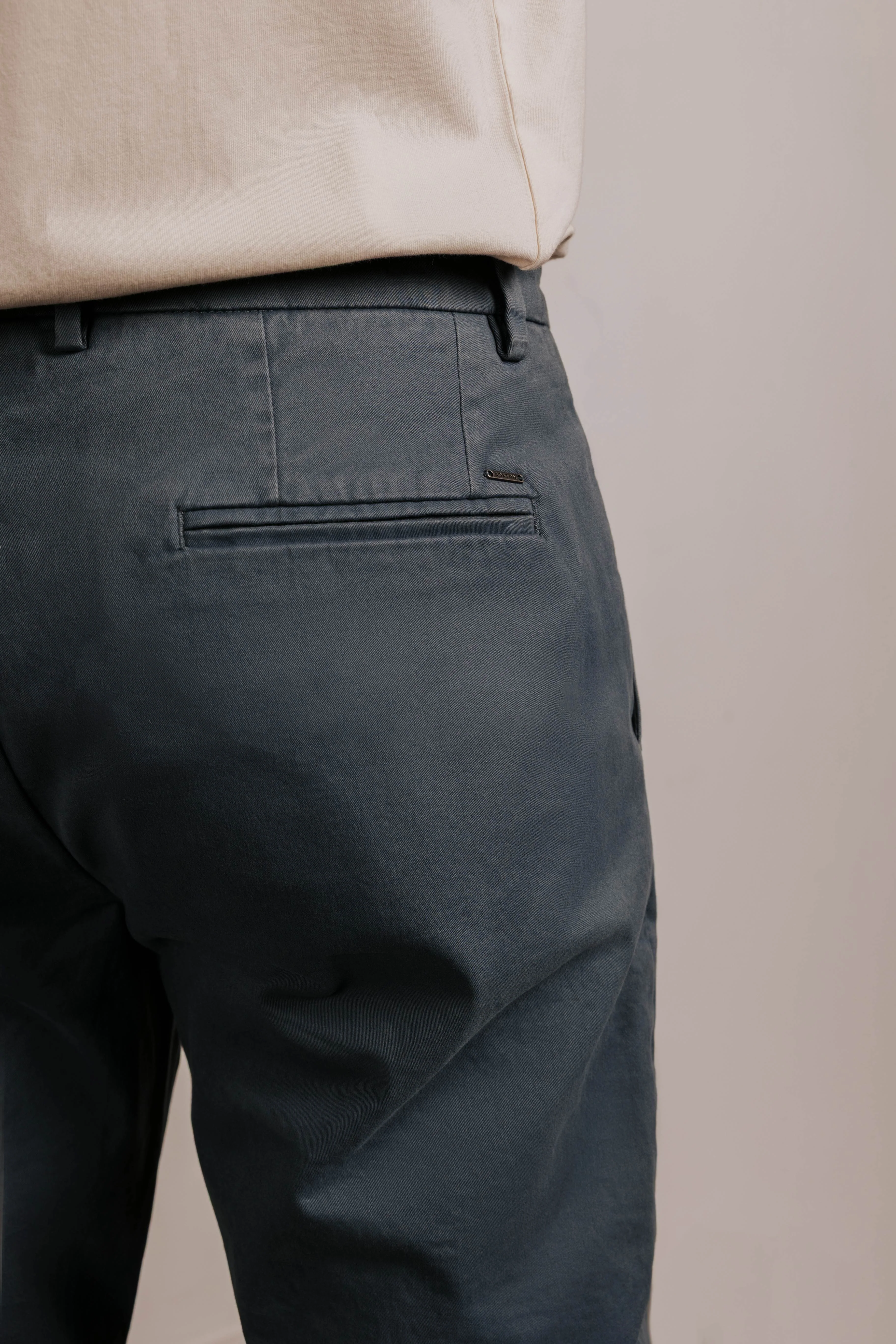 Pantalón chino slim fit esencial - Image 3