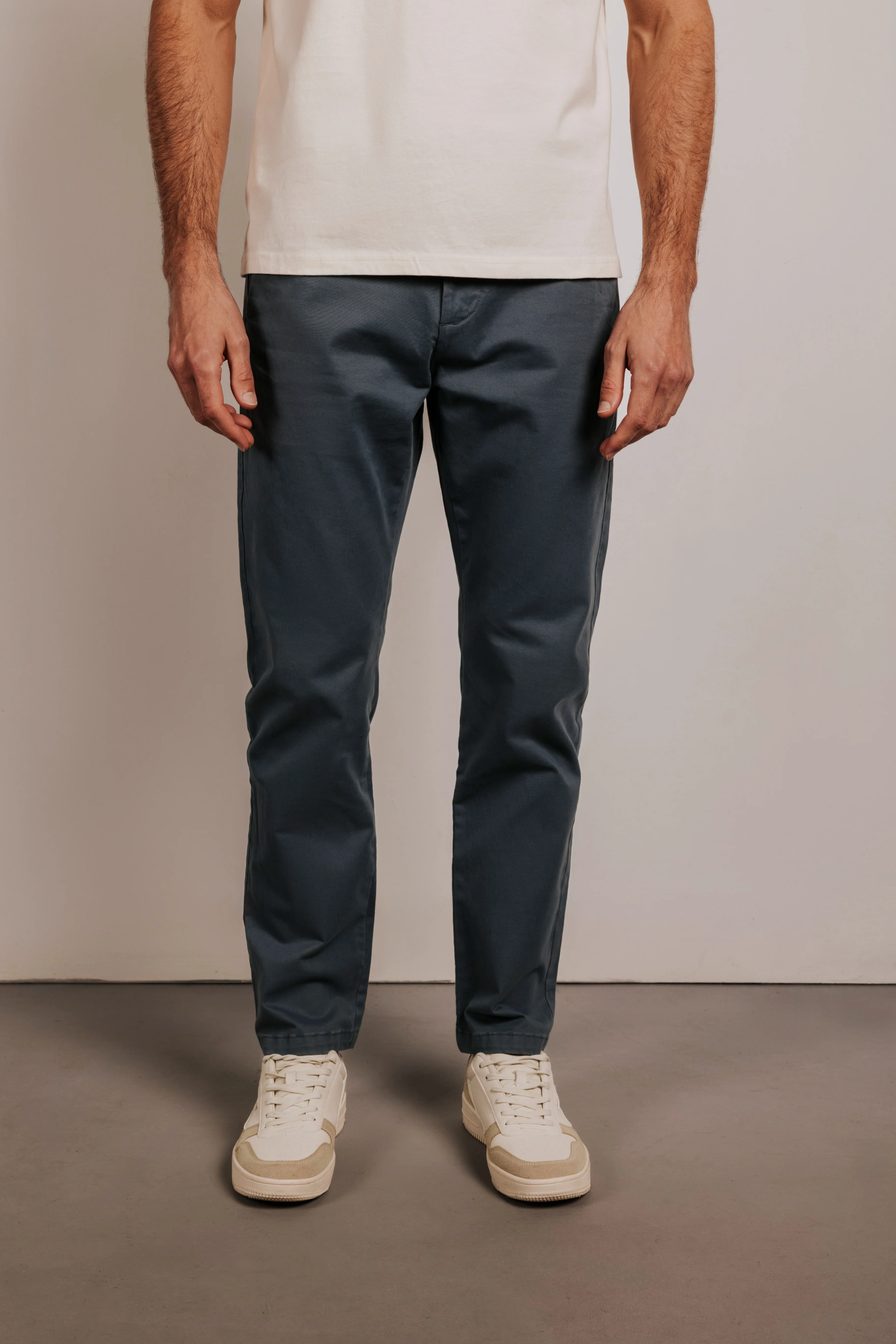 Pantalón chino slim fit esencial - Image 4