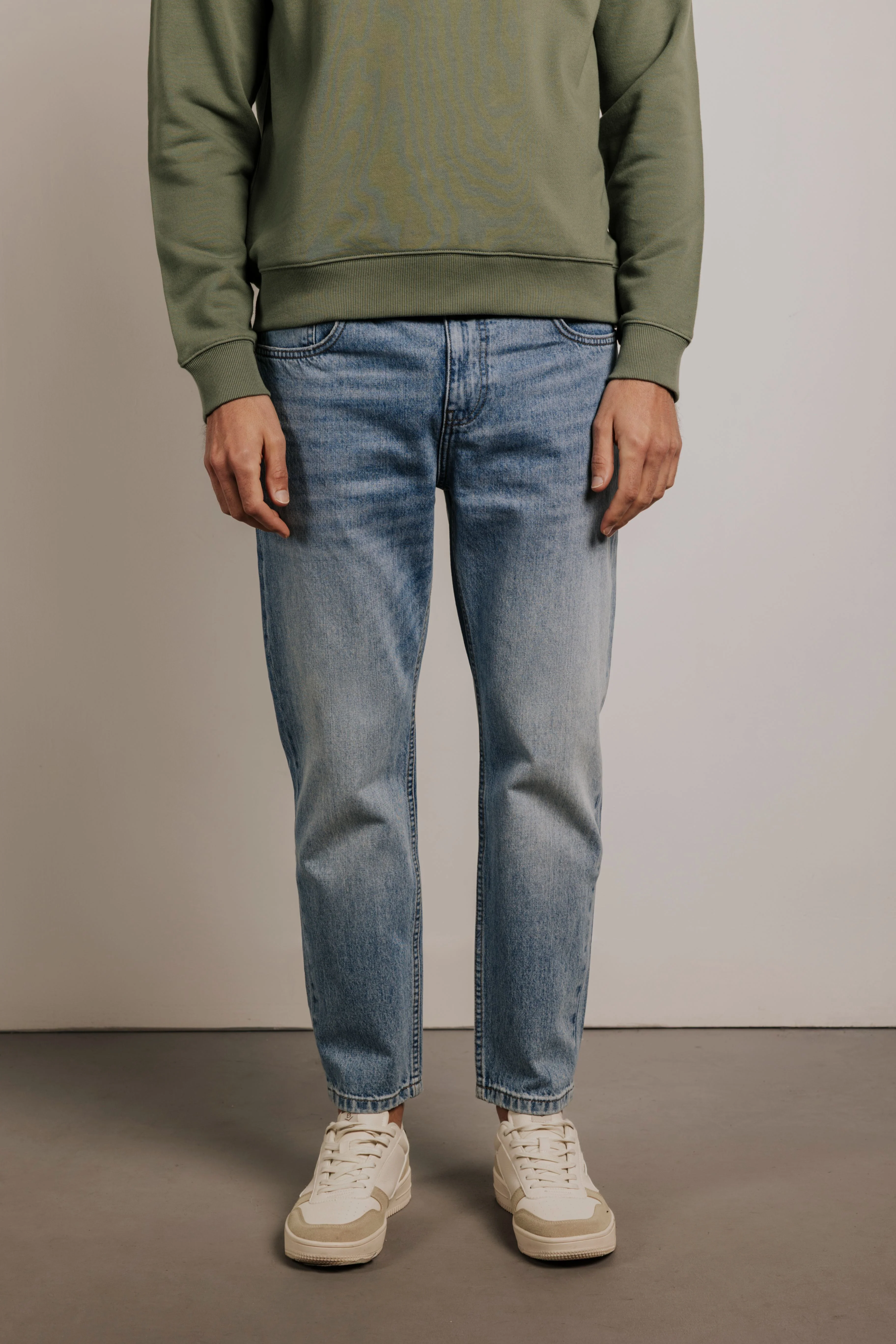 Pantalón tejano tapered - Image 4