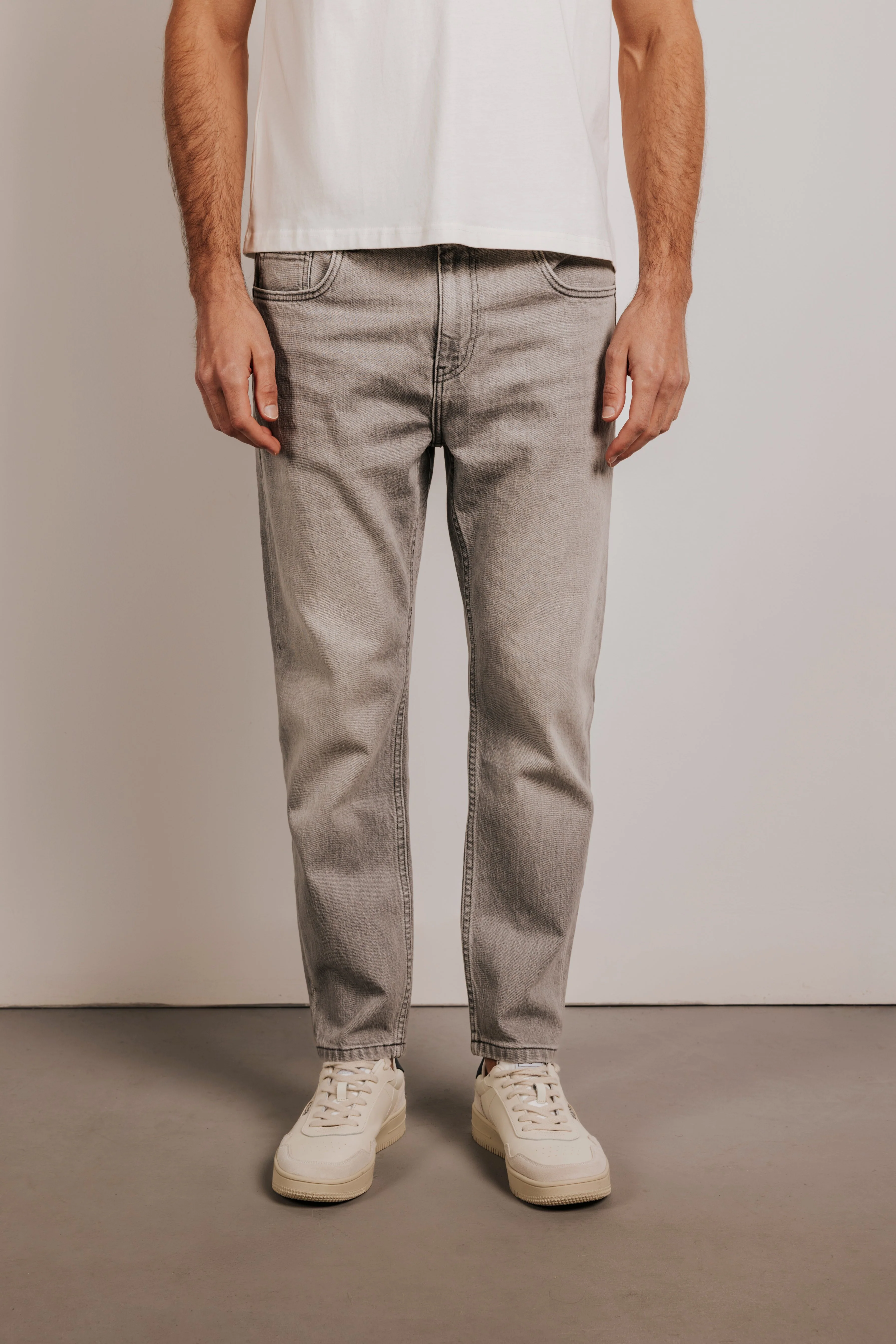 Pantalón tejano tapered - Image 3